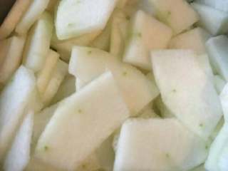 2、凤梨酥『简单版』,冬瓜切成片丢入料理机。