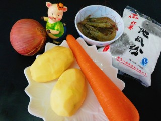 1、虾仁土豆丸,准备好主食材，洋葱，胡萝卜，活虾，土豆，地瓜粉。