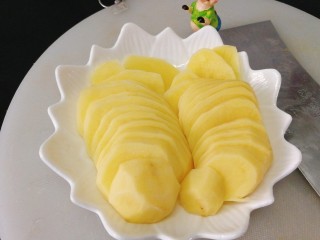 2、虾仁土豆丸,土豆削皮切片