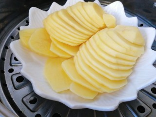3、虾仁土豆丸,土豆去皮切块，大火隔水蒸15至20分钟