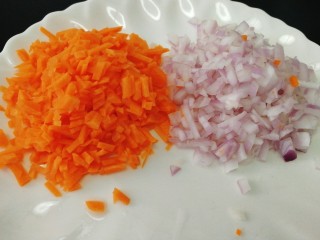 4、虾仁土豆丸,洋葱，胡萝卜切小