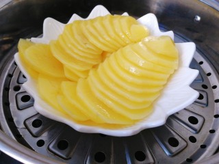 6、虾仁土豆丸,蒸好的土豆