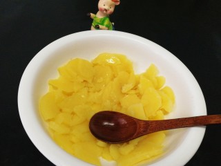 7、虾仁土豆丸,蒸好的土豆趁热用勺子压成泥