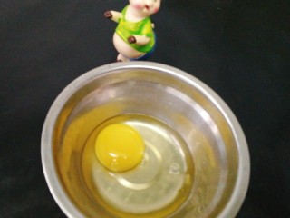 8、虾仁土豆丸,准备好一个鸡蛋