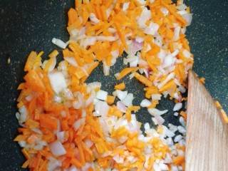 10、虾仁土豆丸,胡萝卜，洋葱爆香