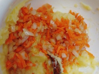 11、虾仁土豆丸,加入土豆泥混合好后加适量生粉