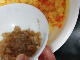 12、虾仁土豆丸,陆续加入虾泥