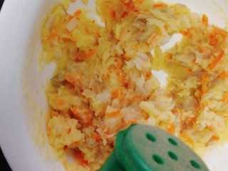 13、虾仁土豆丸,搅拌均匀加入盐，胡椒粉