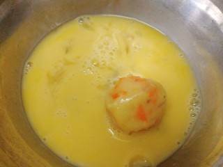 17、虾仁土豆丸,鸡蛋打散，搓好的丸子先放鸡蛋液里沾下