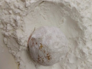 18、虾仁土豆丸,再放地瓜粉里沾下