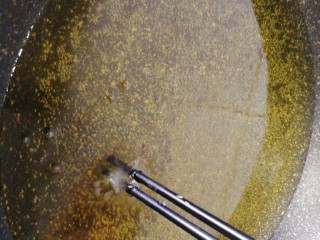 21、虾仁土豆丸,用筷子来测温，旁边有小气泡就可以了