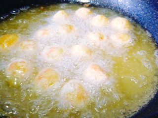 22、虾仁土豆丸,倒入丸子中小火炸