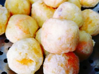 23、虾仁土豆丸,炸一会儿后捞出