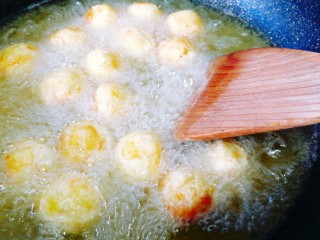 24、虾仁土豆丸,锅里的油重新加热后再倒入丸子复炸一下下