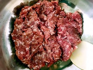 3、茴香饺子，最美的遇见,肉剁碎。