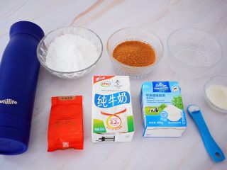 1、自制脏脏珍珠奶茶奶盖,准备好材料