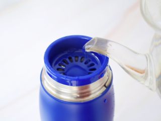 2、自制脏脏珍珠奶茶奶盖,红茶放入保温杯中,加入开水浸泡备用,想要茶味浓点就用2包