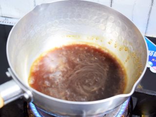 3、自制脏脏珍珠奶茶奶盖,锅中放入红糖和清水,大火煮至红糖融化,煮沸时关火