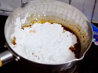 4、自制脏脏珍珠奶茶奶盖,再加入木薯粉