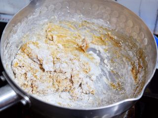 5、自制脏脏珍珠奶茶奶盖,快速用刮刀拌匀