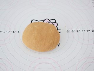 6、自制脏脏珍珠奶茶奶盖,再取出放入硅胶垫上,用手揉均匀,揉成光滑的面团