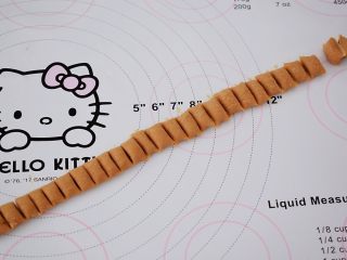 7、自制脏脏珍珠奶茶奶盖,再搓成长条,再切成小粒