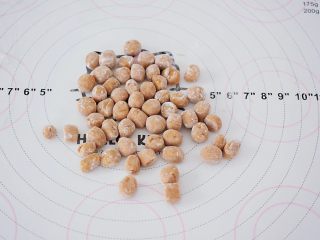 8、自制脏脏珍珠奶茶奶盖,用手揉圆,撒上木薯粉防粘备用