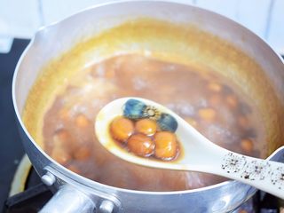 9、自制脏脏珍珠奶茶奶盖,锅中烧开水,再放入珍珠和20克红糖,中火煮20分钟