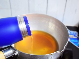 11、自制脏脏珍珠奶茶奶盖,把泡好的红茶倒入锅中
