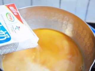 12、自制脏脏珍珠奶茶奶盖,加入纯牛奶