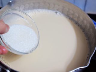 13、自制脏脏珍珠奶茶奶盖,加入白糖