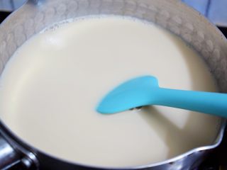 14、自制脏脏珍珠奶茶奶盖,小火煮至白糖融化备用