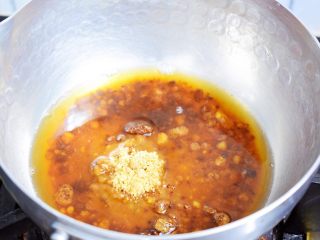 15、自制脏脏珍珠奶茶奶盖,这时候来制作糖浆,锅中加入红糖75克和清水50克