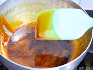 16、自制脏脏珍珠奶茶奶盖,小火煮至浓稠,可以先舀一点试试会不会挂壁,如果不会挂壁可以再煮一会儿,要不停的搅拌不要煮焦了