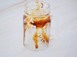 17、自制脏脏珍珠奶茶奶盖,再把糖浆用勺子舀入糖浆淋入