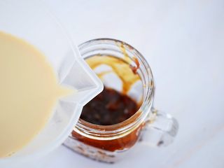 19、自制脏脏珍珠奶茶奶盖,倒入奶茶