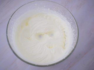 21、自制脏脏珍珠奶茶奶盖,用电动打蛋器打发至7-8分,这样奶盖就做好了