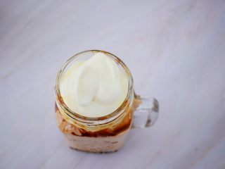 22、自制脏脏珍珠奶茶奶盖,再把奶盖加入到奶茶上