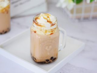 23、自制脏脏珍珠奶茶奶盖,淋上糖浆即可