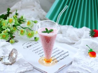 13、草莓西米露,用薄荷叶点缀一下即可，酸酸甜甜味道好。