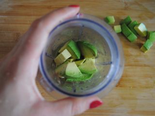 5、牛油果酸奶昔,切小块放进料理机