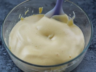 8、牛奶鸡蛋玉米松饼,将打好的蛋糊倒入面糊中