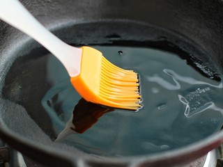 10、牛奶鸡蛋玉米松饼,平底锅刷一层薄油烧热(不放油也可以)