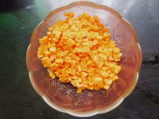 2、炒饭蛋糕，伪装成小蛋糕的鸡蛋炒米,胡萝卜去皮切成小丁