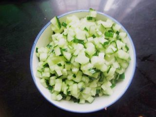 3、炒饭蛋糕，伪装成小蛋糕的鸡蛋炒米,黄瓜洗干净切成小丁