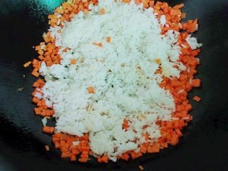 9、炒饭蛋糕，伪装成小蛋糕的鸡蛋炒米,倒入剩米饭