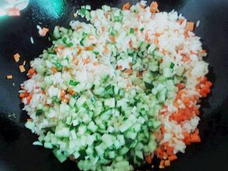11、炒饭蛋糕，伪装成小蛋糕的鸡蛋炒米,倒入黄瓜丁，大火快速翻炒