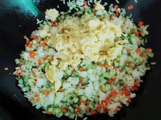 12、炒饭蛋糕，伪装成小蛋糕的鸡蛋炒米,最后加入炒好的鸡蛋碎