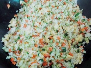 13、炒饭蛋糕，伪装成小蛋糕的鸡蛋炒米,然后翻炒匀均后即可出锅。