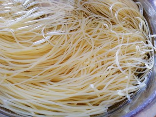 2、家常冷面,凉水泡2小时。